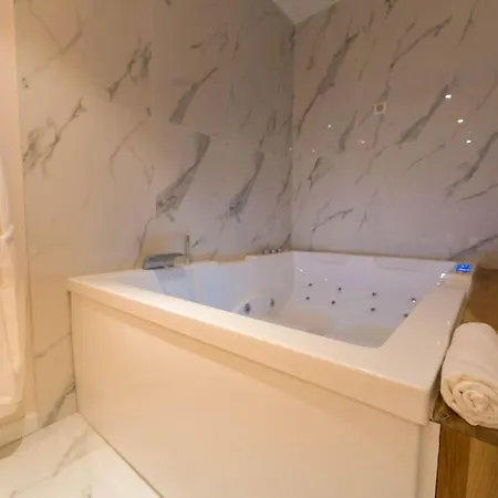 Jacuzzi, Loveroom, Centre Ville Apartment *