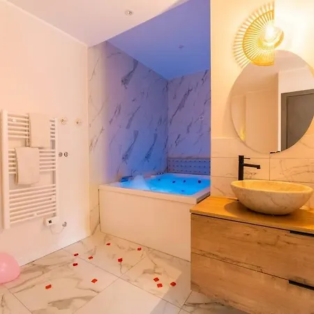 Apartment Jacuzzi, Loveroom, Centre Ville