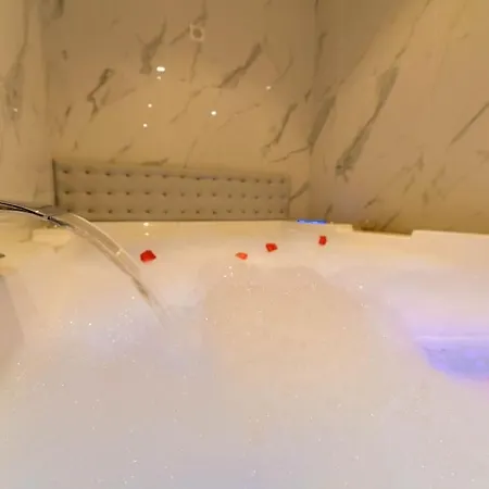 Appartement Jacuzzi, Loveroom, Centre Ville *